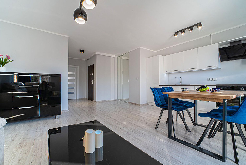 widok z salonu na jadalnię i aneks kuchenny w luksusowym apartamencie do wynajmu Bolesławiec