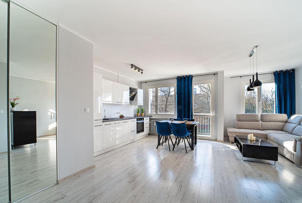 słoneczne wnętrze ekskluzywnego apartamentu na wynajem Bolesławiec