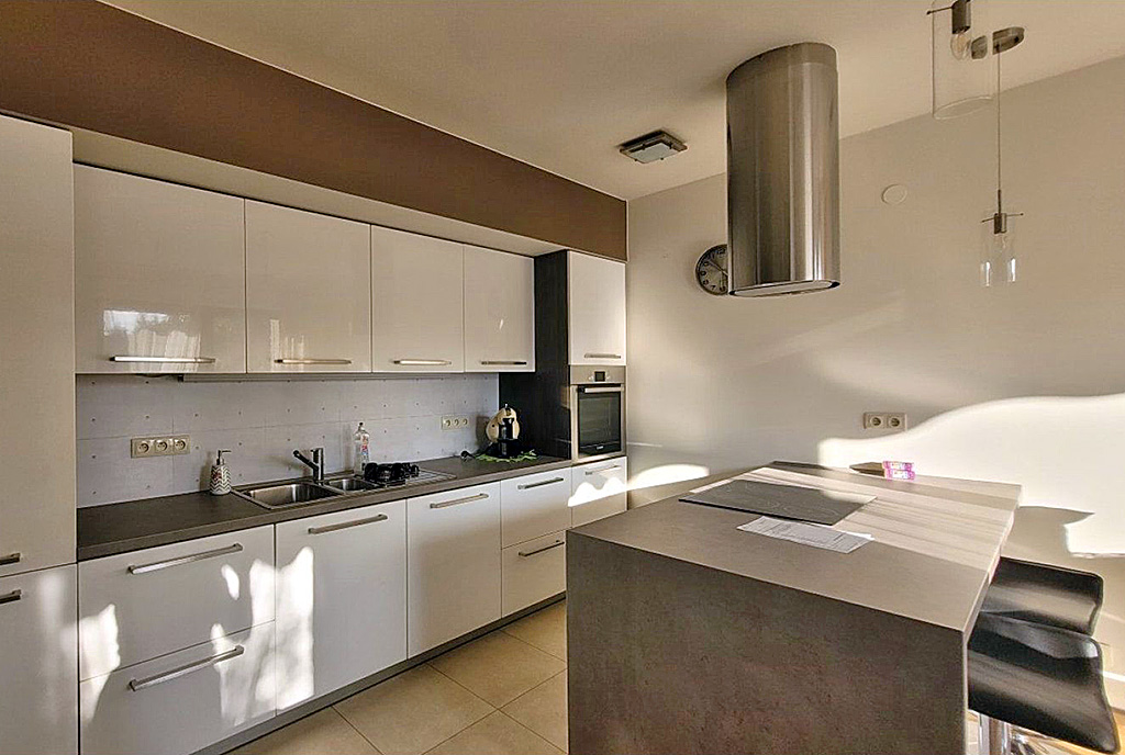 zaprojektowana w nowoczesnym designie kuchnia w luksusowym apartamencie do wynajmu Wrocław