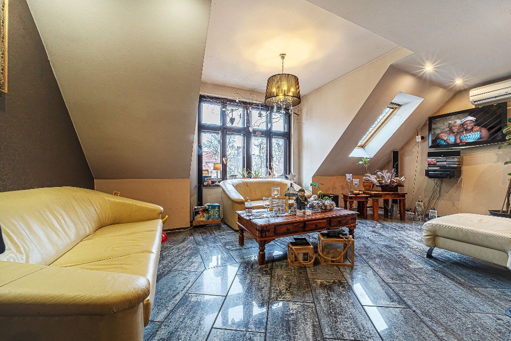 przeciwległa strona salonu w luksusowym apartamencie do sprzedaży Bolesławiec