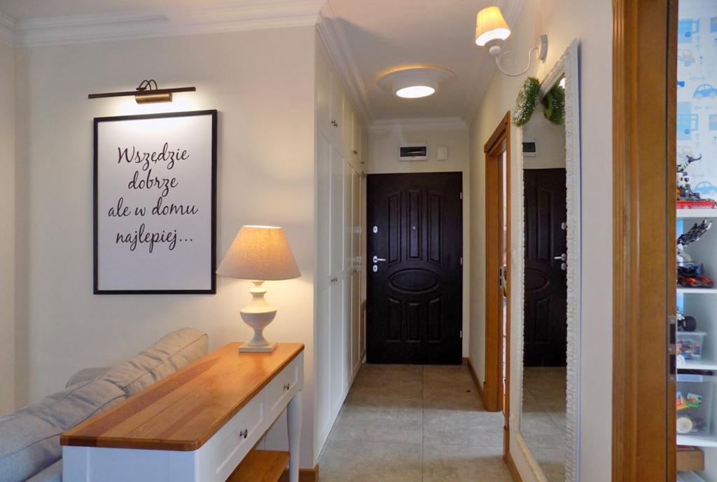 przemyślany hol w ekskluzywnym apartamencie do sprzedaży Ełk