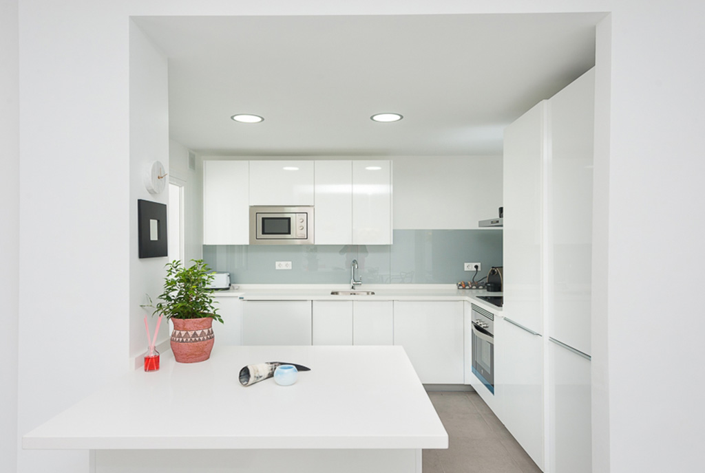 funkcjonalnie zaaranżowana kuchnia w luksusowym apartamencie do sprzedaży Hiszpania