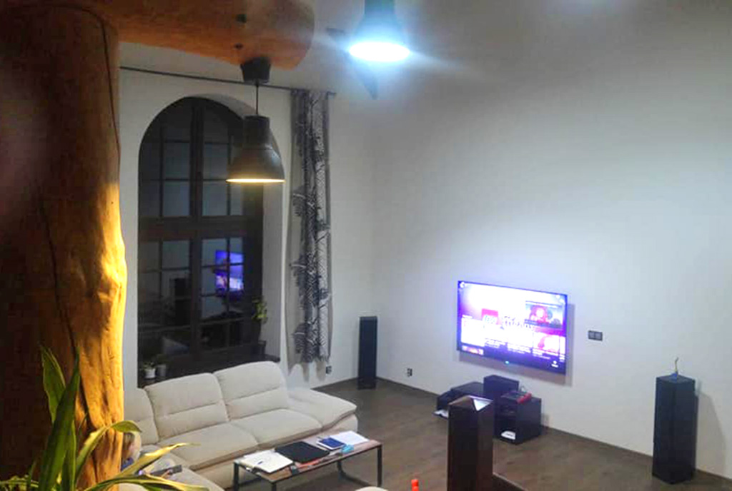 przeciwległa strona pokoju dziennego w ekskluzywnym apartamencie do sprzedaży Wrocław (okolice)