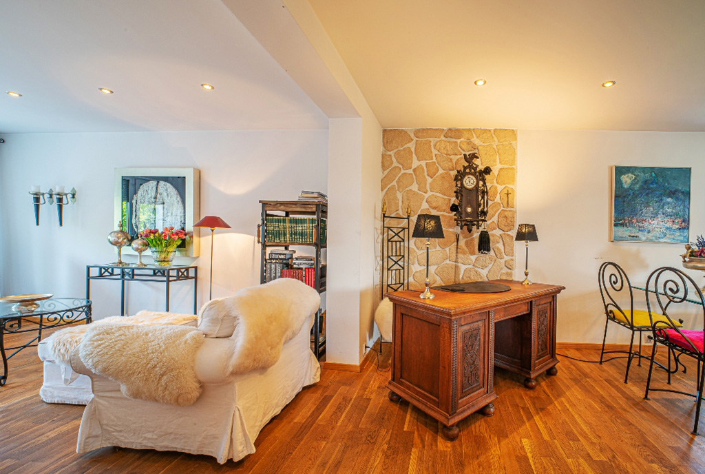 zapierający dech w piersiach pokój dzienny w luksusowym apartamencie do wynajmu Bolesławiec