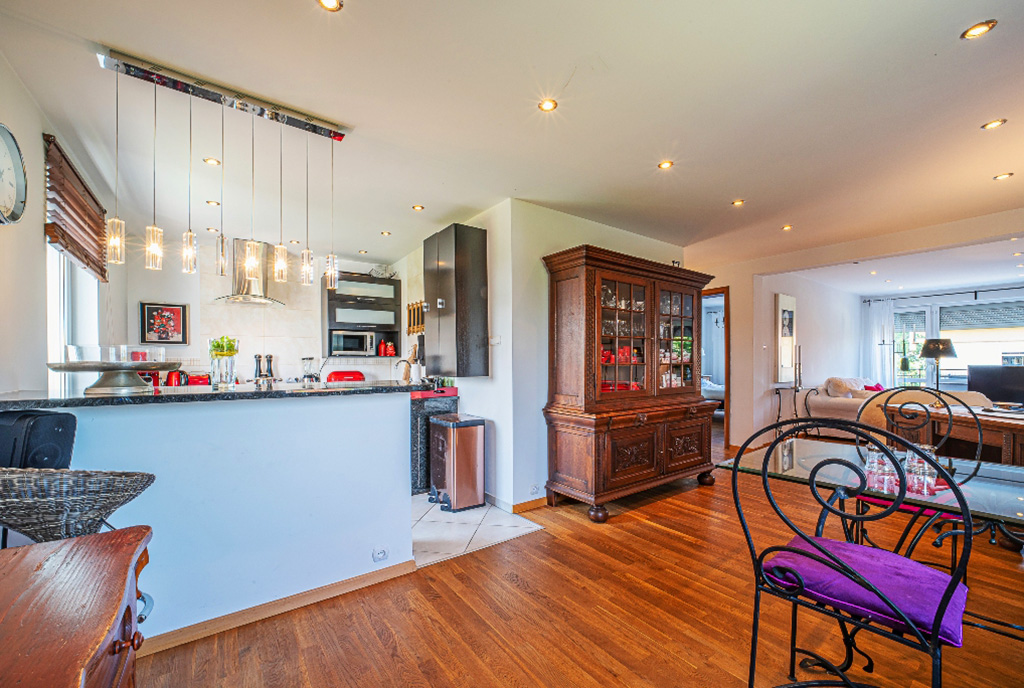 na zdjęciu salon i kuchnia w luksusowym apartamencie do wynajęcia Bolesławiec