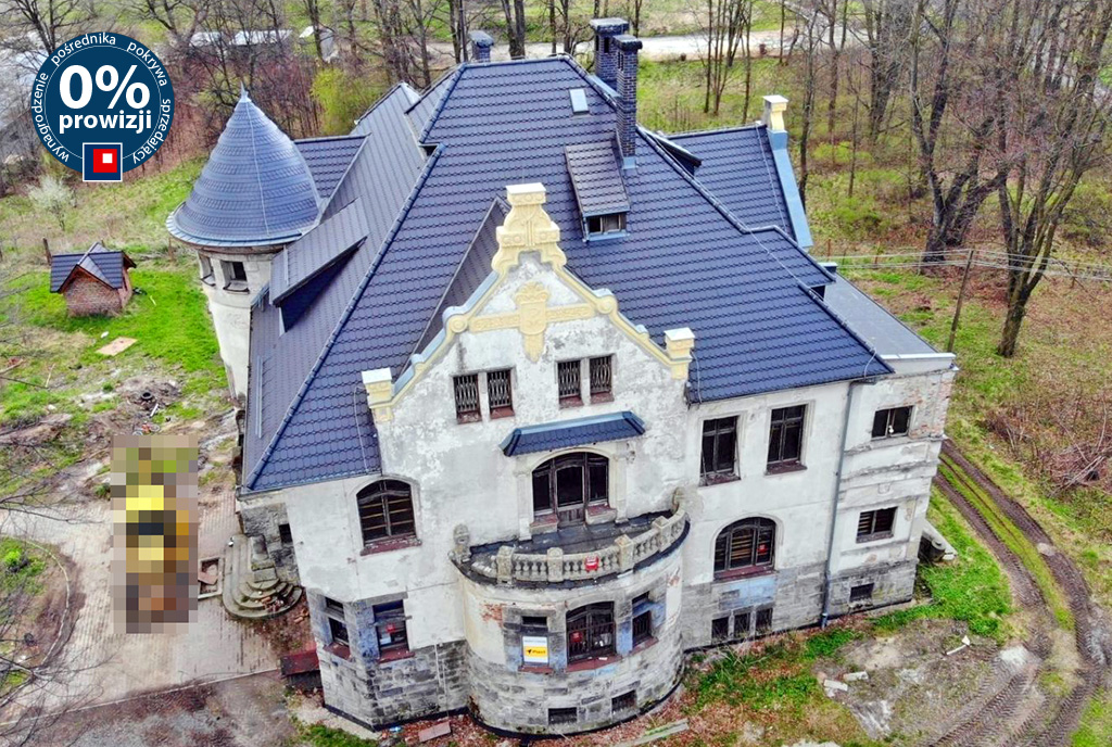 zdjęcie wykonane z dronu na ekskluzywny pałac na sprzedaż Dolny Śląsk