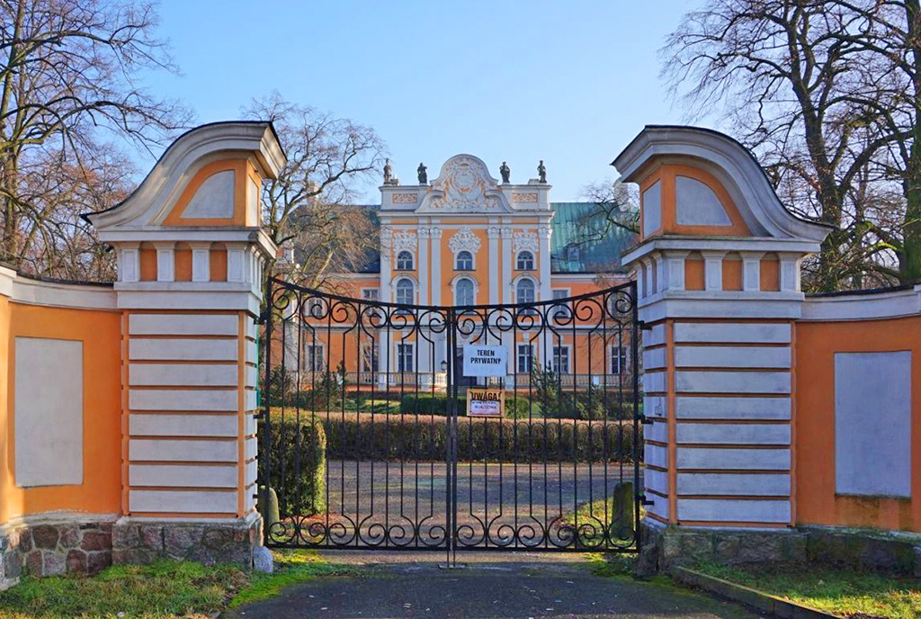 imponujący rozmachem wjazd do ekskluzywnego pałacu do sprzedaży Wielkopolska