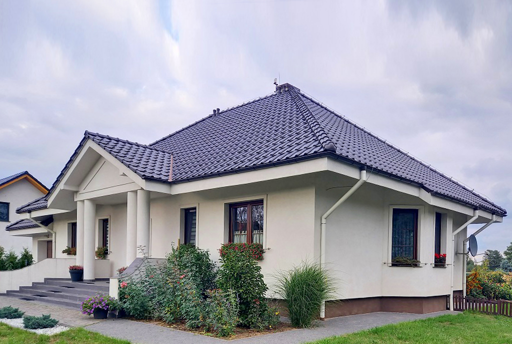 widok z boku na ekskluzywną willę na sprzedaż Legnica (okolice)