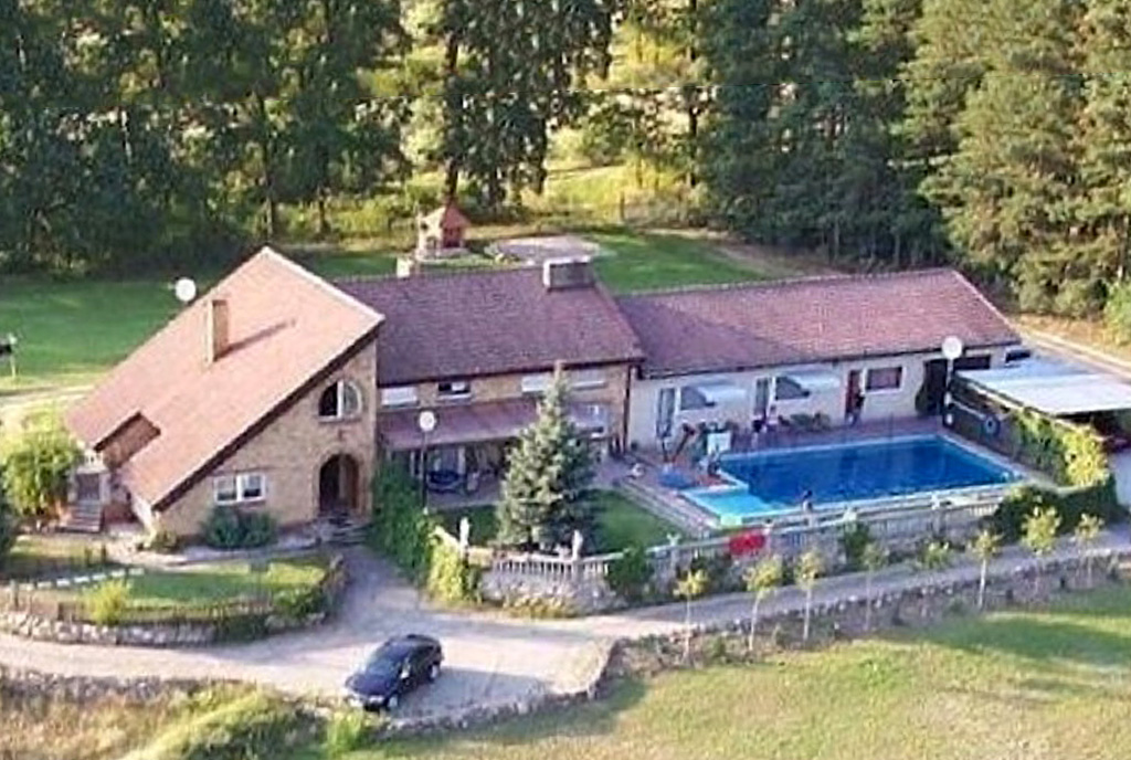 zdjęcie wykonane z drona nad luksusową willą do sprzedaży Świdnica (okolice)