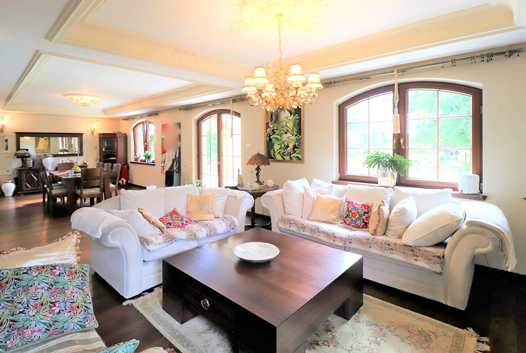 elegancki pokój dzienny w ekskluzywnej willi do sprzedaży Ustroń