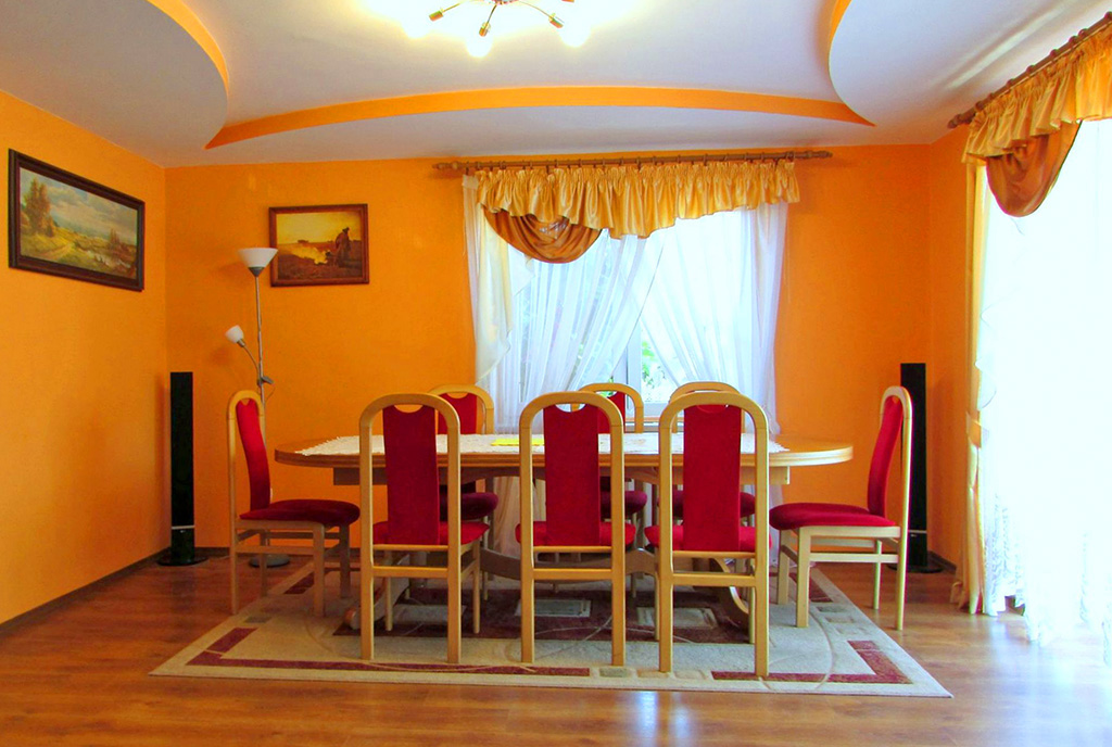 widok na jadalnię w luksusowej willi do wynajęcia Przemyśl