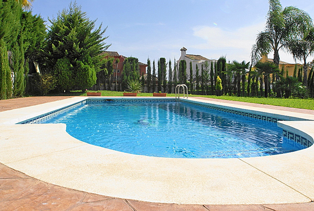na zdjęciu przepiękny basen przy luksusowej willi do sprzedaży Hiszpania (Costa del Sol, Malaga)