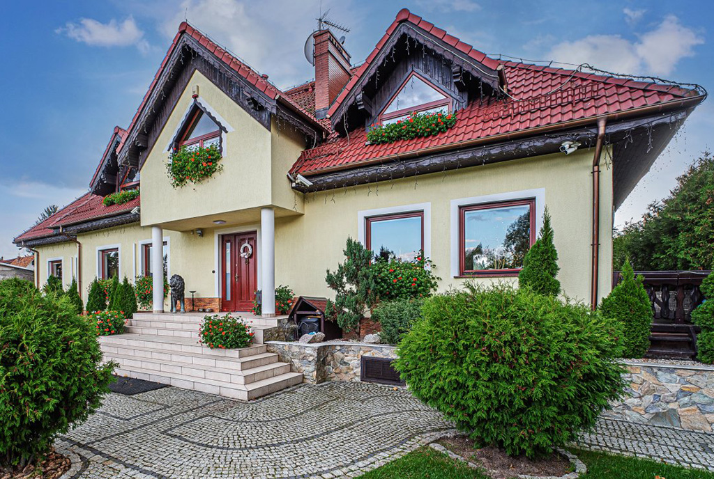 ciekawa bryła ekskluzywnej willi na sprzedaż Jelenia Góra
