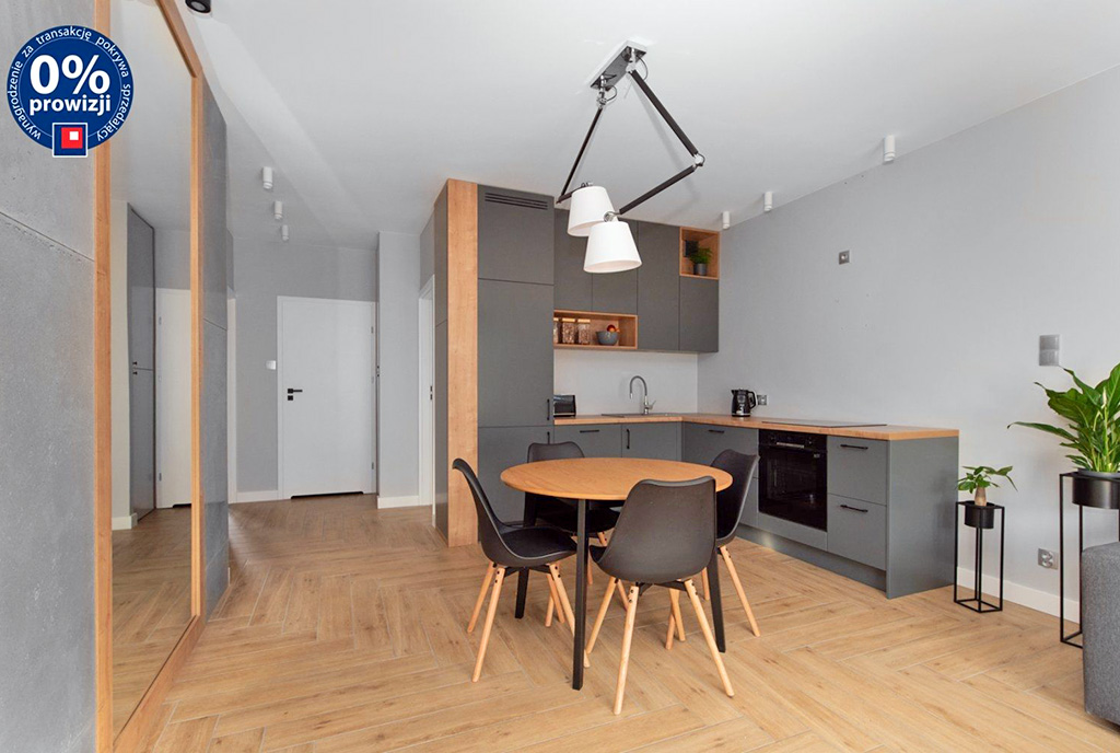 widok z salonu na kuchnię i jadalnię w ekskluzywnym apartamencie do sprzedaży Gdańsk