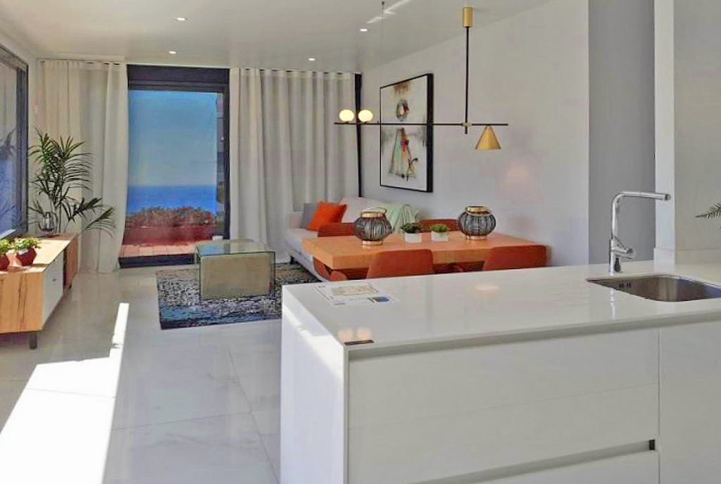 na pierwszym planie jadalnia, w oddali salon w ekskluzywnym apartamencie do sprzedaży Hiszpania (Benidorm, Playa Poniente)