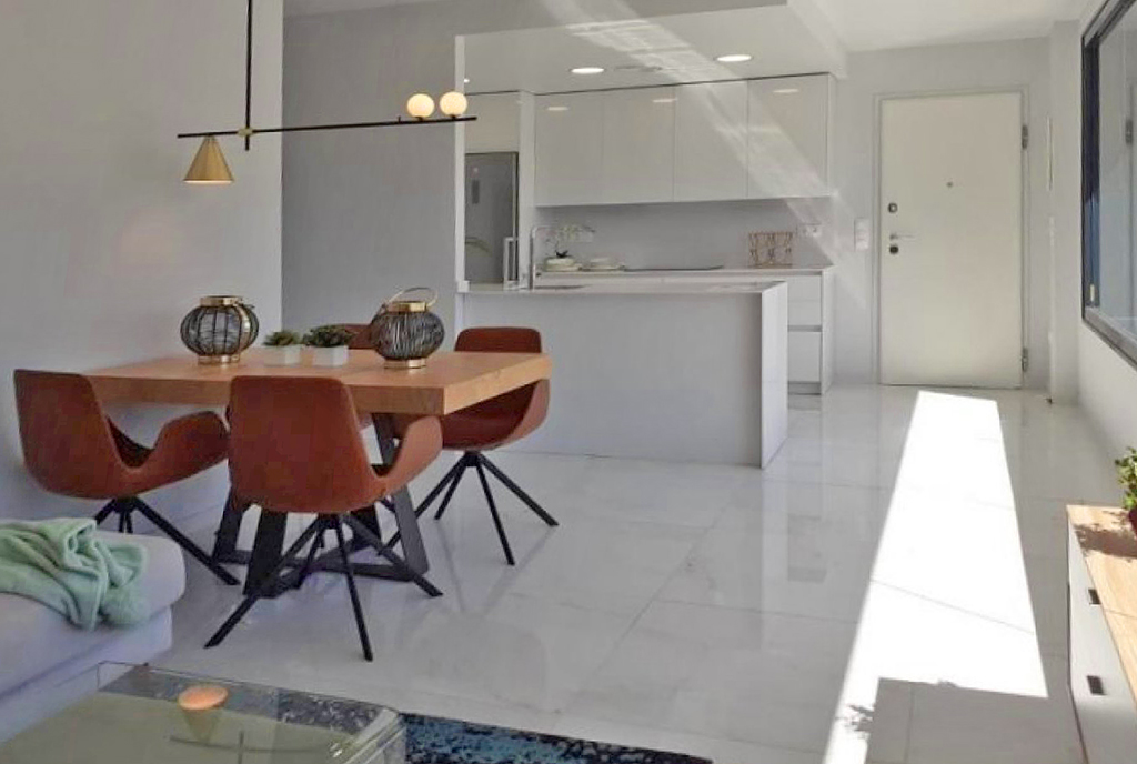 zaaranżowane w białym kolorze wnętrze luksusowego apartamentu na sprzsedaż Hiszpania (Benidorm, Playa Poniente)
