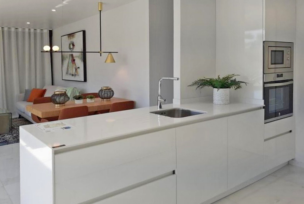 funkcjonalnie zabudowana kuchnia w ekskluzywnym apartamencie na sprzedaż Hiszpania (Benidorm, Playa Poniente)