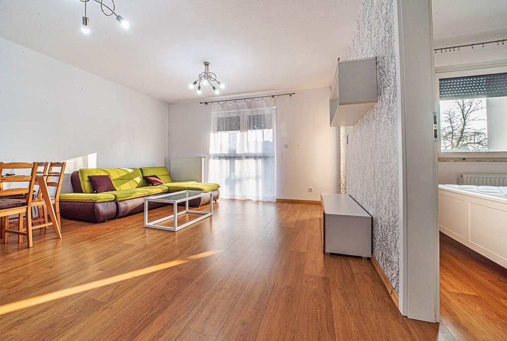 widok na pokój gościnny w luksusowym apartamencie do wynajmu Bolesławiec