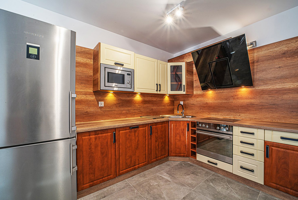 praktycznie zaaranżowana kuchnia w luksusowym apartamencie do wynajmu Bolesławiec