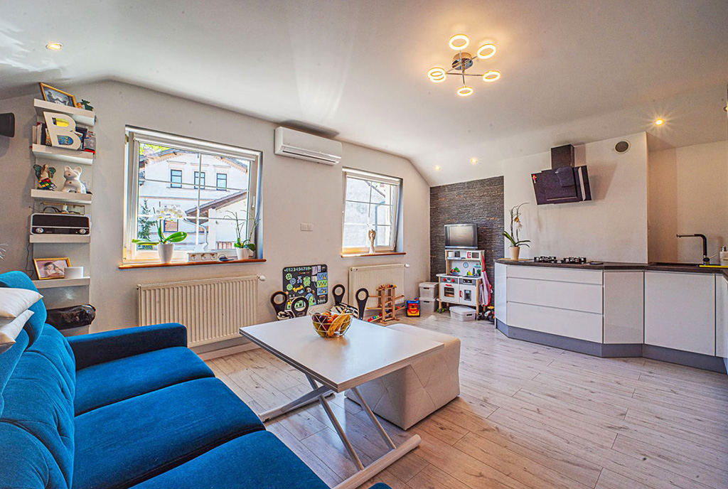 widok z salonu na aneks kuchenny w luksusowym apartamencie do wynajmu Bolesławiec