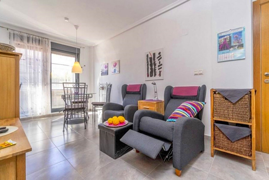 imponujący pokój dzienny w ekskluzywnym apartamencie do sprzedaży Hiszpania (Punta Prima Orihuela Costa)