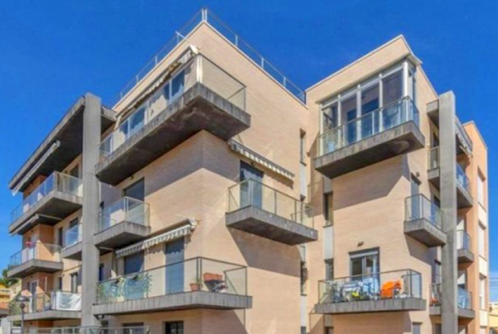 nowoczesny apartamentowiec, w którym znajduje się oferowany na sprzedaż ekskluzywny apartament Hiszpania (Punta Prima Orihuela Costa)