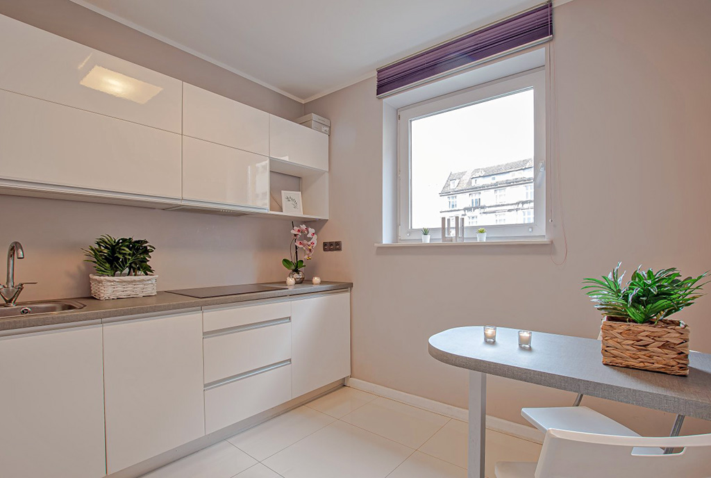 funkcjonalnie zabudowana kuchnia w luksusowym apartamencie do wynajmu Poznań