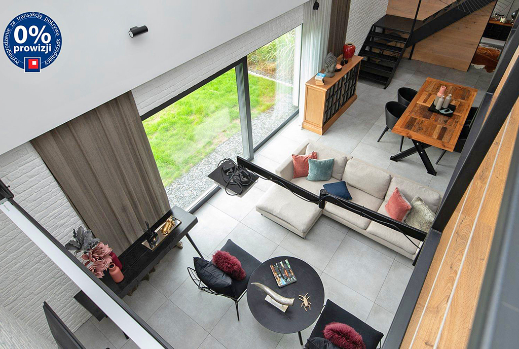 widok z górnego poziomu na pokój dzienny w ekskluzywnej willi do sprzedaży Gdynia (okolice)