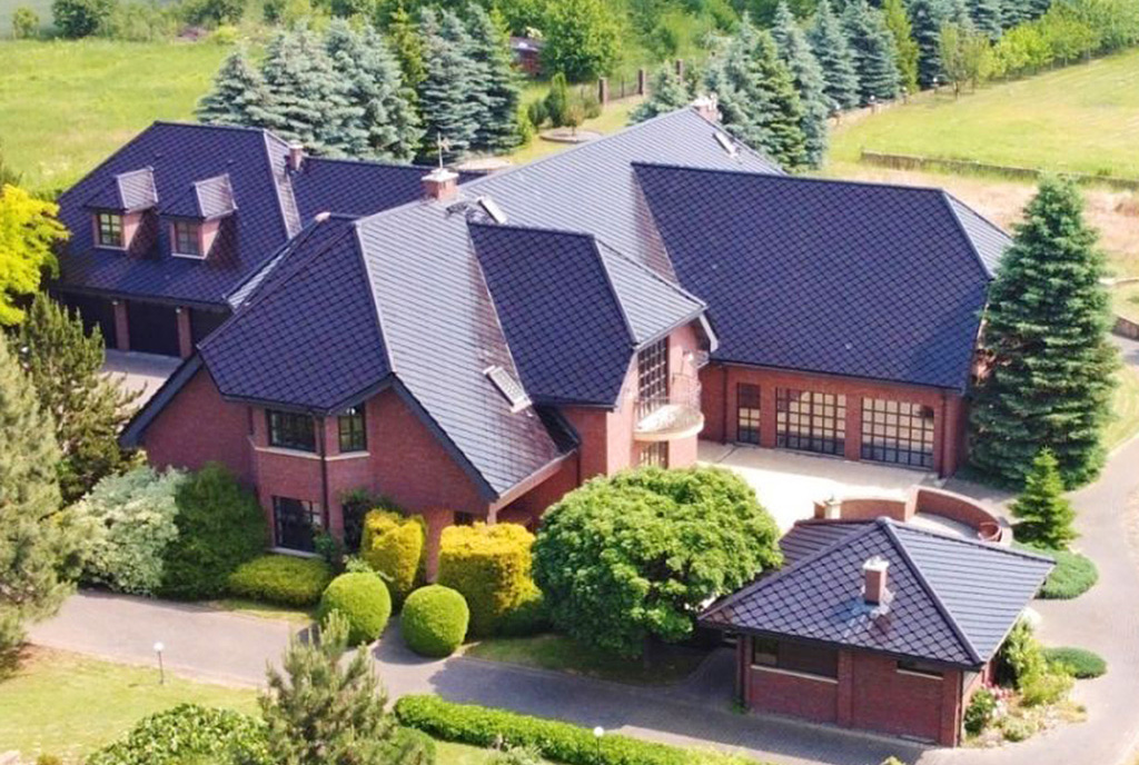 widok z drona lecącego nad ekskluzywną willą do sprzedaży Lublin (okolice)