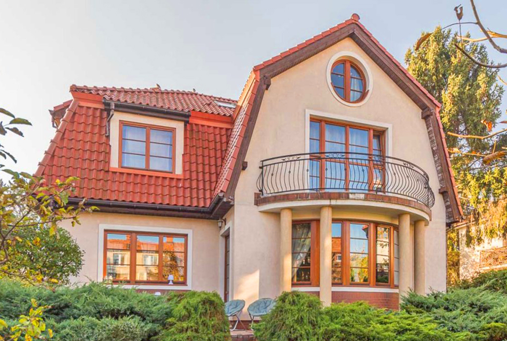 widok od strony ogrodu na ekskluzywną willę na sprzedaż Sopot