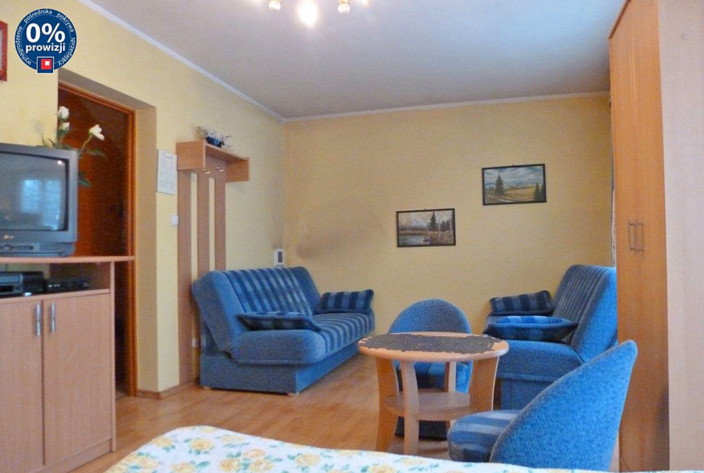 zdjęcie prezentuje elegancki pokój w luksusowej willi na sprzedaż Mazury