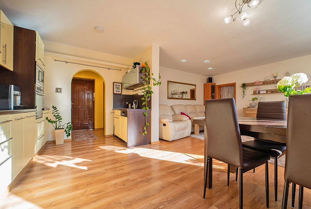 przestronne wnętrze luksusowego apartamentu na sprzedaż Bolesławiec