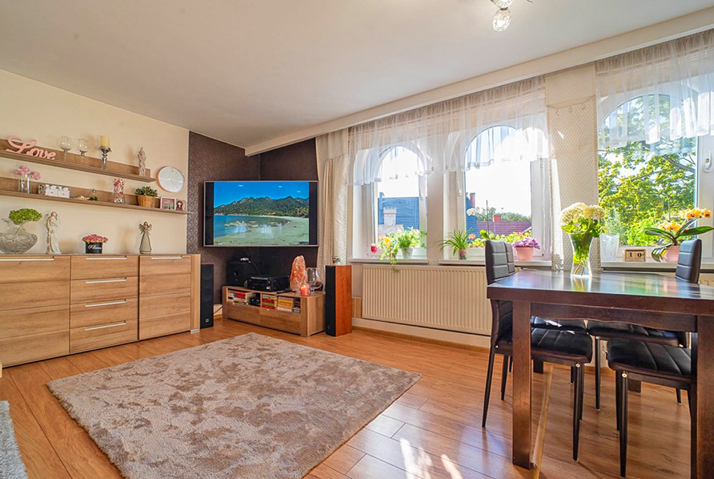 zbliżenie na pokó dzienny w ekskluzywnym apartamencie na sprzedaż Bolesławiec