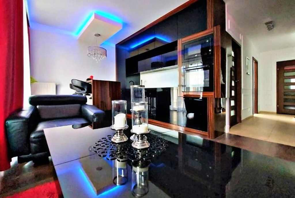 zaaranżowany we współczesnym designie pokój dzienny w luksusowym apartamencie na sprzedaż Gdańsk (okolice)