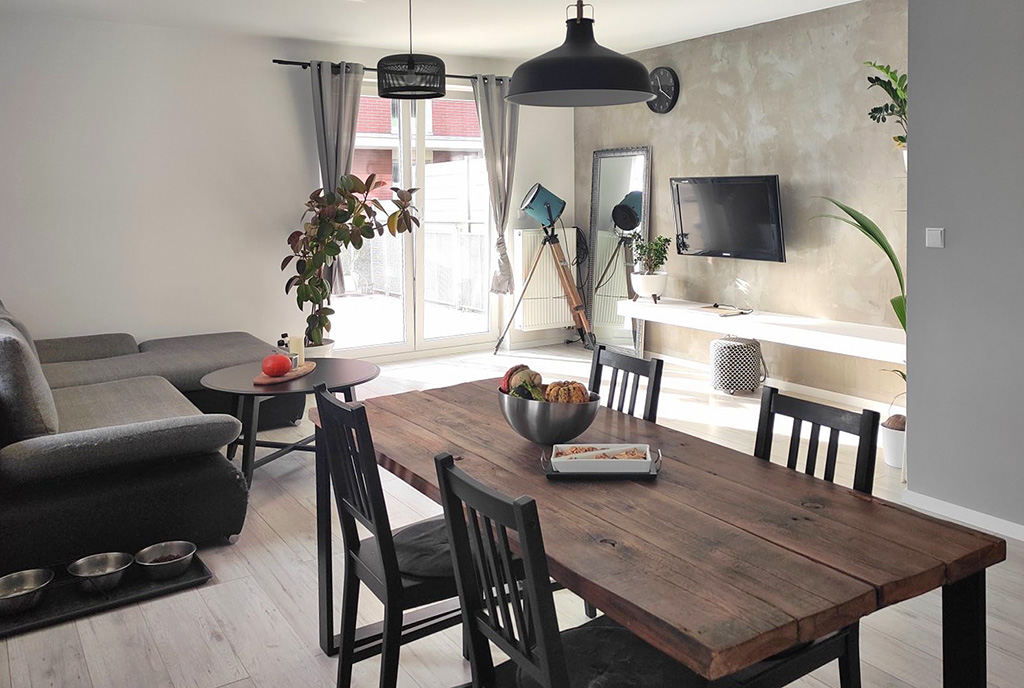 na pierwszym planie jadalnia w ekskluzywnym apartamencie do sprzedaży Szczecin (okolice)