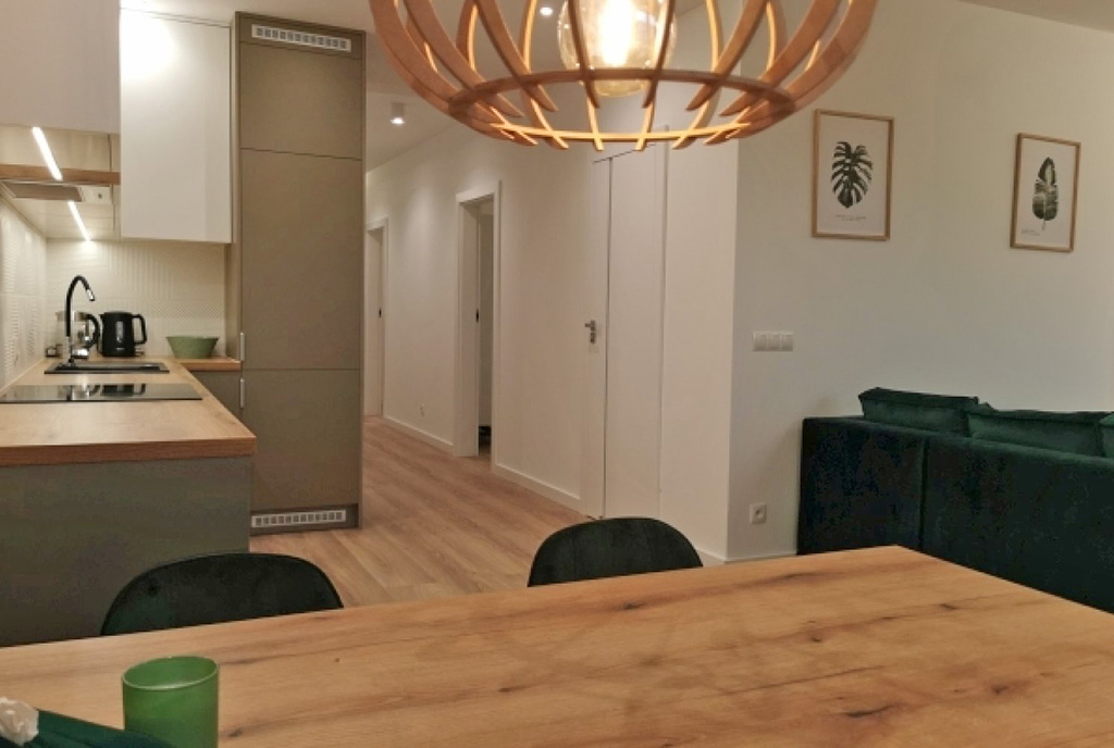 widok od strony jadalni na wnętrze luksusowego apartamentu do wynajmu Słupsk (okolice)