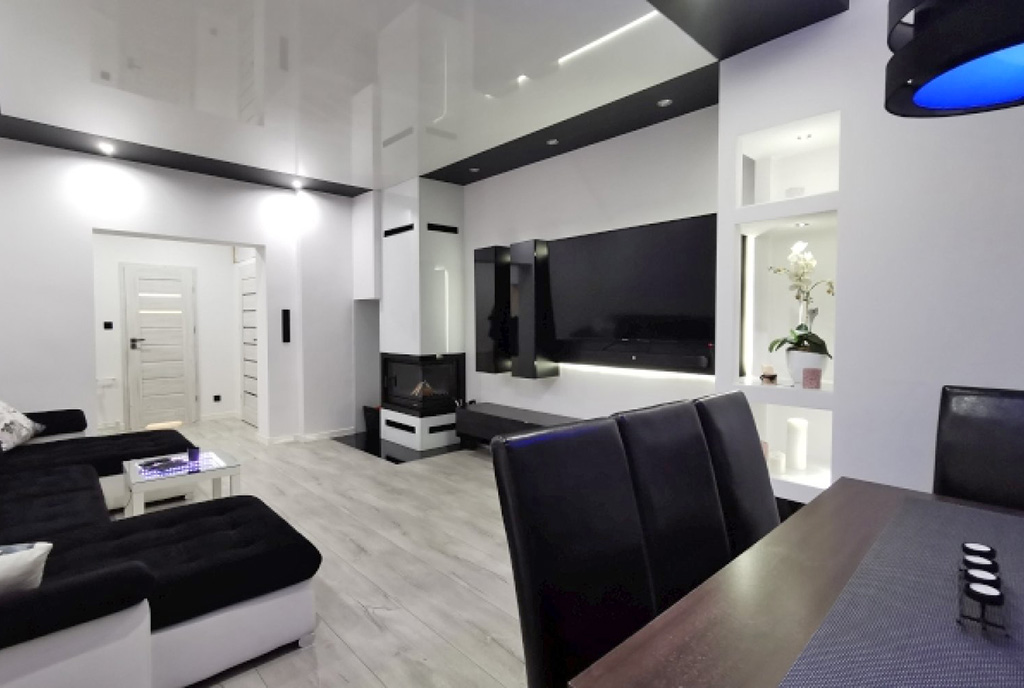 na pierwszym planie jadalnia, w oddali salon w luksusowym apartamencie do wynajmu Słupsk