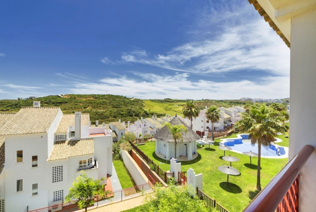 widokowy taras przy ekskluzywnym apartamencie do sprzedaży Hiszpania (La Alcaidesa, Sotogrande)
