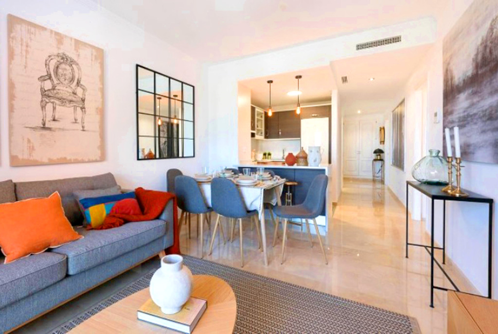 ekskluzywny pokój dzienny w luksusowym apartamencie na sprzedaż Hiszpania (Manilva, Malaga)
