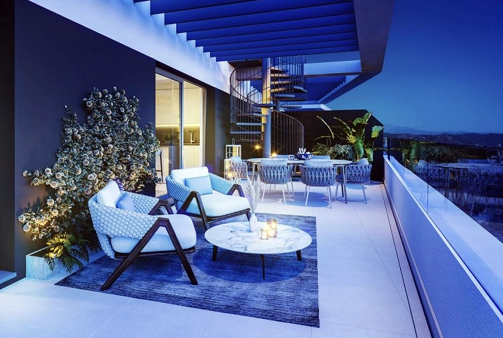 taras po zmroku przy ekskluzywnym apartamencie do sprzedaży Hiszpania (Rincon de La Victoria)