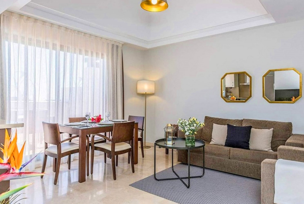fragment salonu w ekskluzywnym apartamencie do sprzedaży Hiszpania (Valle Romano, Estepona)