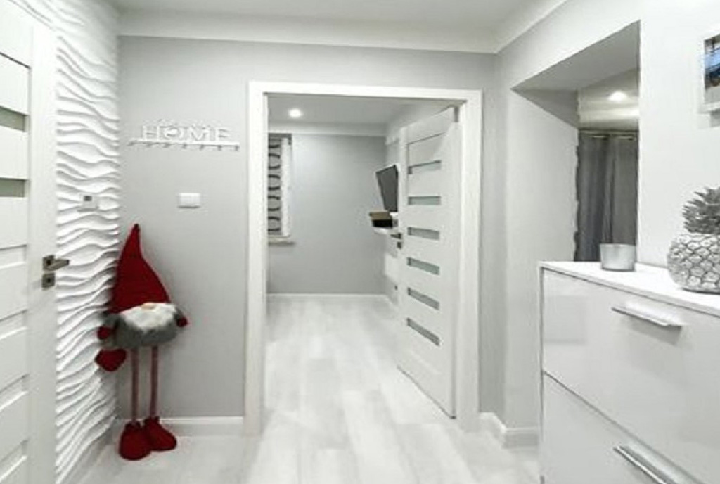 funkcjonalny hol w ekskluzywnym apartamencie do sprzedaży Zielona Góra (okolice)