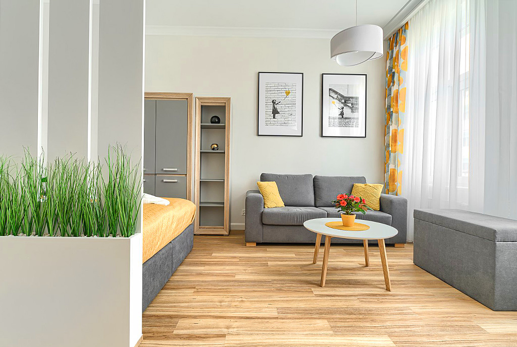 druga strona pokoju gościnnego w luksusowym apartamencie na wynajem Szczecin