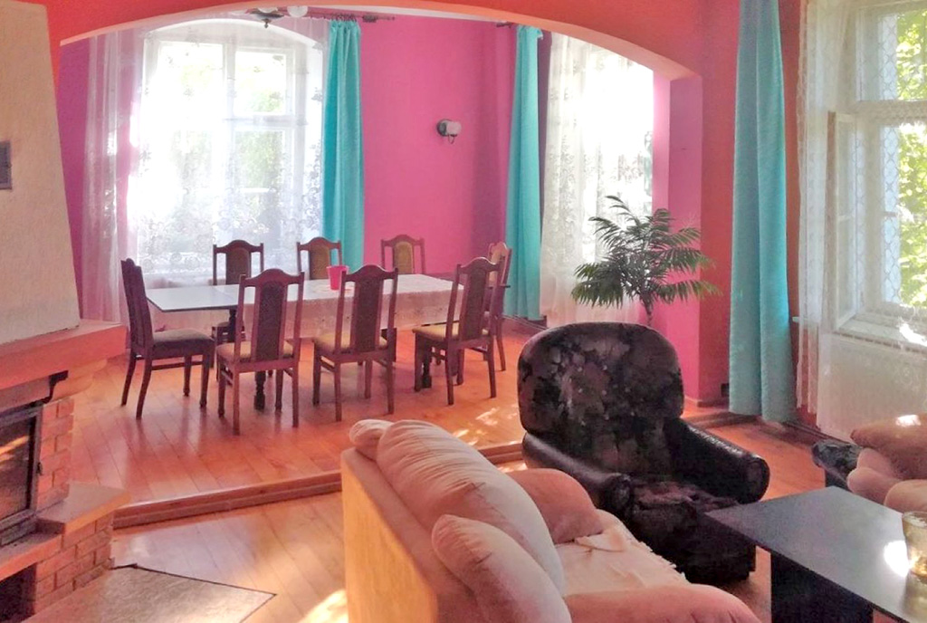 widok z salonu na jadalnię w luksusowej willi na sprzedaż Zielona Góra (okolice)