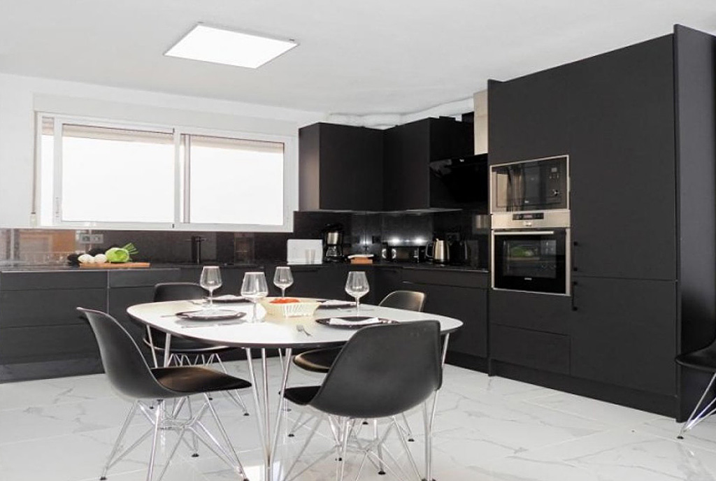 zaprojektowane we współczesnym designie wnętrze luksusowego apartamentu na sprzedaż Hiszpania (Torrevieja)
