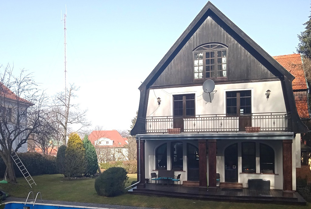 widok od strony basenu na ekskluzywną willę do sprzedaży Jelenia Góra