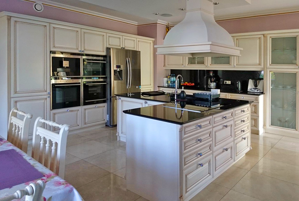 funkcjonalna kuchnia z wyspą w luksusowej willi na sprzedaż Legnica