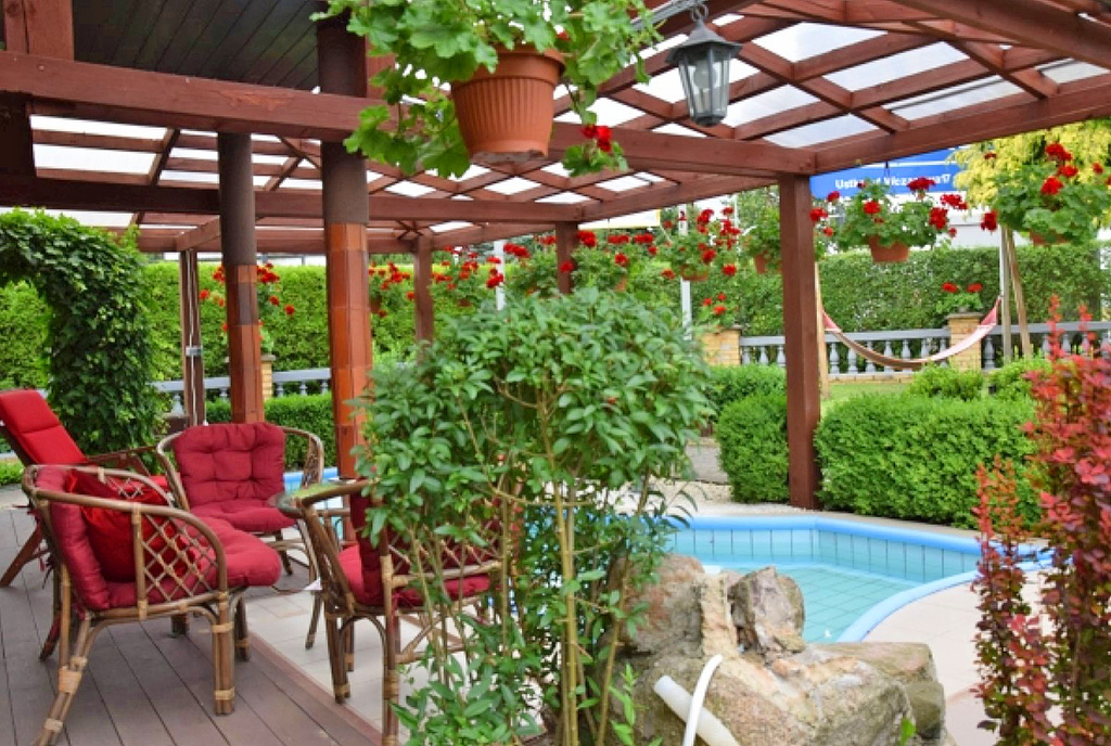 przepiekna pergola z basenem przy luksusowej willi na sprzedaż Słupsk (okolice)