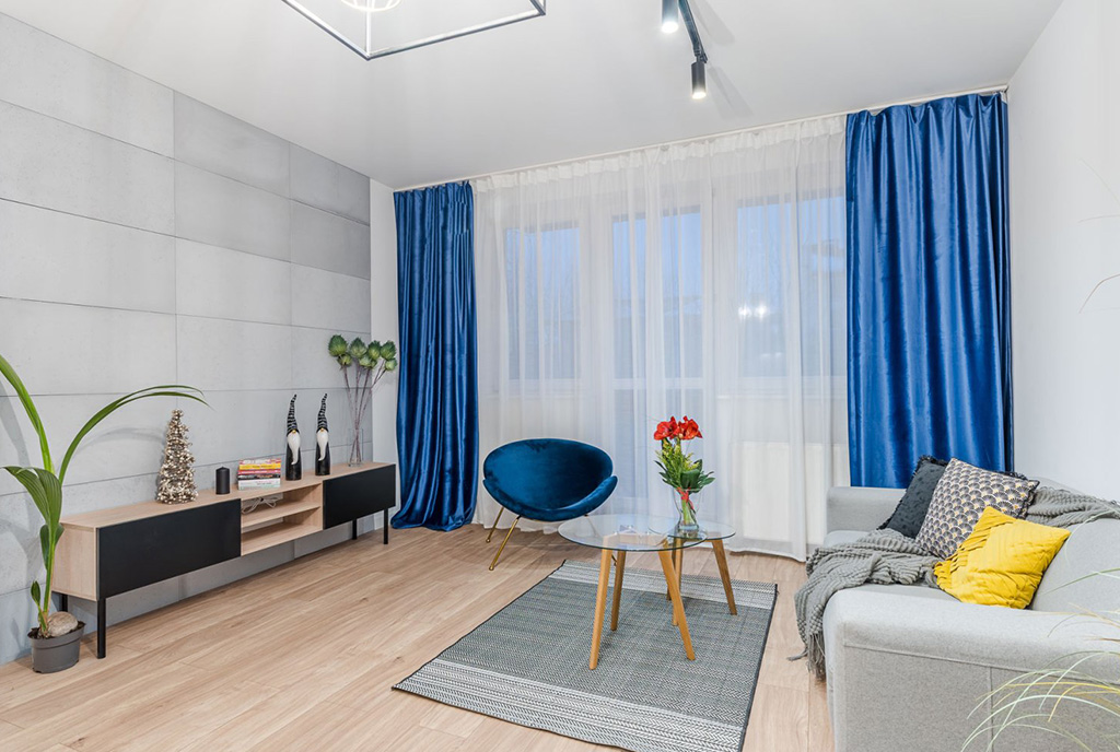 przeciwległa strona pokoju gościnnego w ekskluzywnym apartamencie na sprzedaż Gdańsk