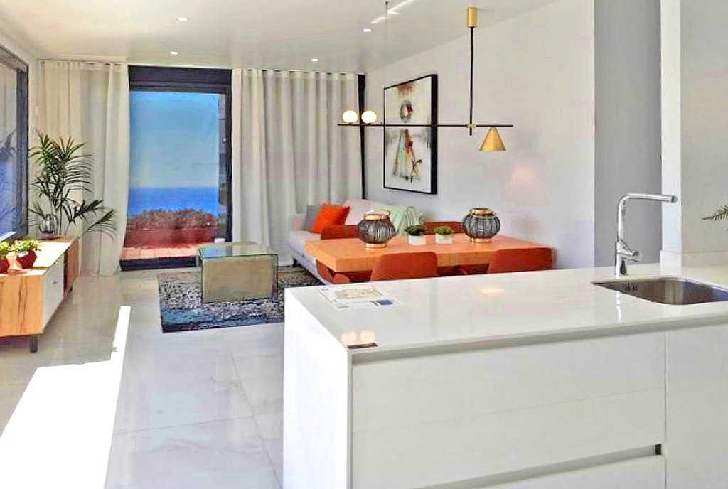 dominujący biały kolor we wnętrzu ekskluzywnego apartamentu na sprzedaż Hiszpania (Benidorm, Playa Poniente)